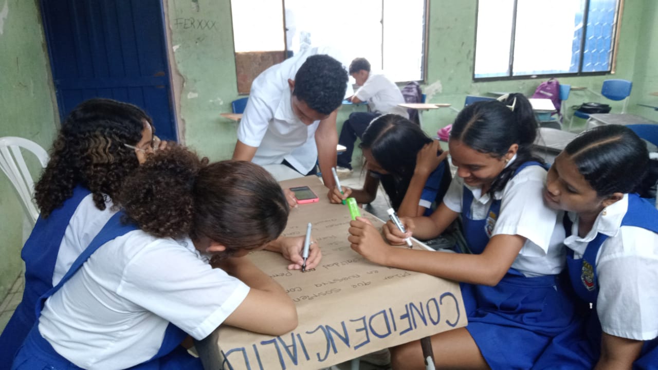 Estudiantes en Aula 5